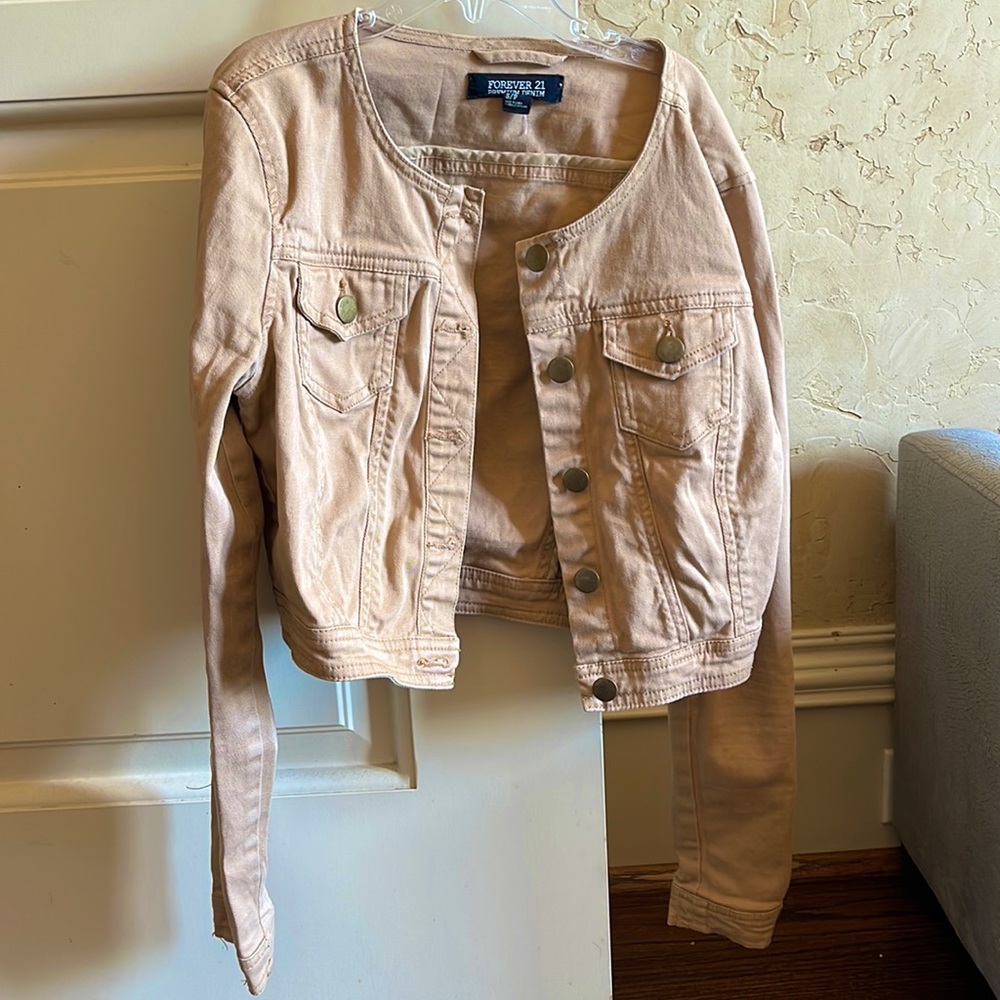 FOREVER 21 cute beige cropped jean jacket!